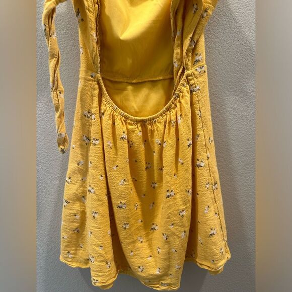 Hollister XS Women’s Mini Yellow Flowery Sundress with Tie Back. - Picture 6 of 9